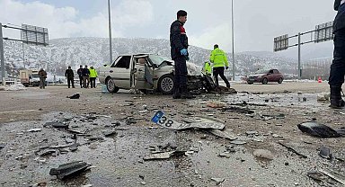Tokat'ta tıra çarpan otomobildeki sürücü öldü, 2 yolcu yaralandı