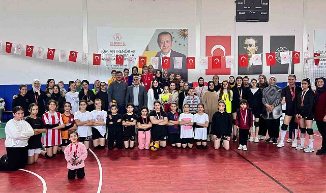 Tomarza'da 'Anne ve Kızları Voleybol Turnuvası' dolu dolu geçti