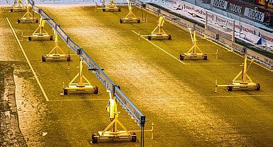 Trabzonspor'un sahasında kar temizleme çalışmaları sürüyor