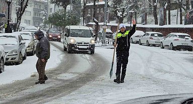 Trafik polisinden buzlu yolda düdüklü, kürekli müdahale