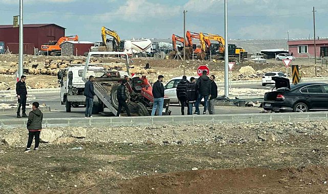 Traktör ile minibüs çarpıştı: 1 yaralı
