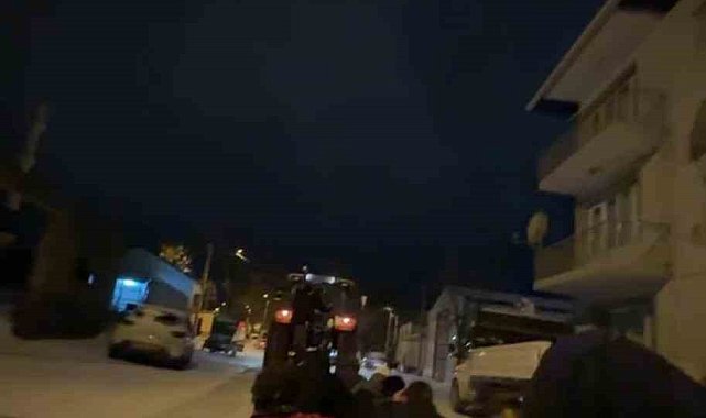 Traktörün arkasına lastik bağlayarak kilometrelerce eğlendiler