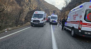 Tunceli'de feci kaza: Otomobil kayaya çarptı 1, ölü 5 yaralı
