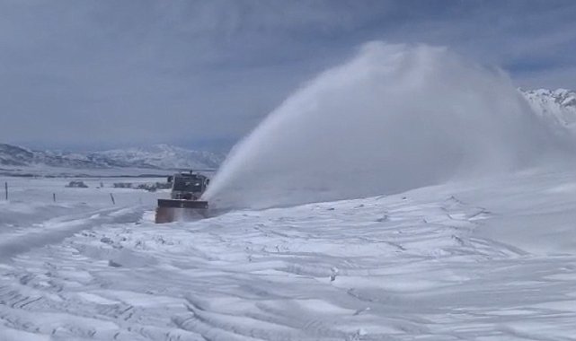 Tunceli'de kardan kapanan 6 köy yolunu açmak için çalışmalar sürüyor