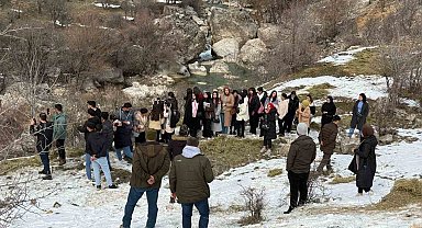 Tunceli'de öğrenciler yaban hayvanları için doğaya yem bıraktı