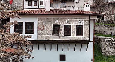 Türkiye'de eşi benzeri olmayan süslemeleriyle 239 yıllık Mektepçiler Evi dikkat çekiyor