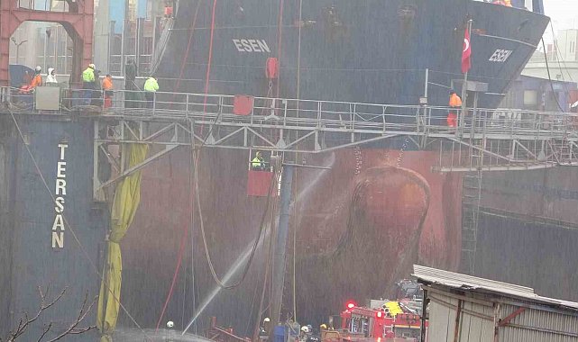 Tuzla Tersanesi'nde gemide çıkan yangın söndürüldü