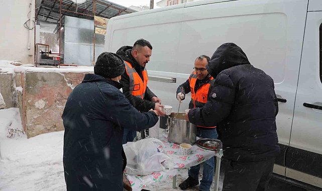 Ucuz et kuyruğunda sıcak çorba ikramı