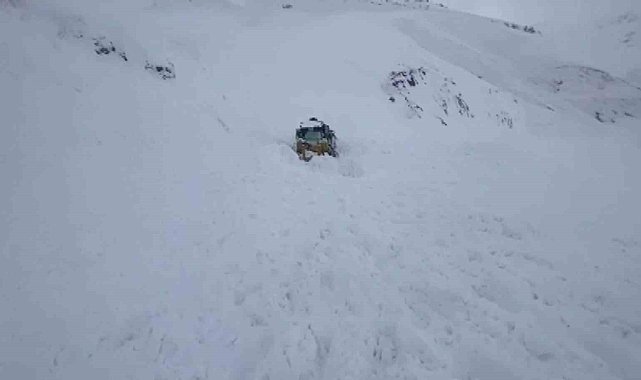 Ulaşıma kapanan yolu açmaya çalışırken çığ altında kaldı