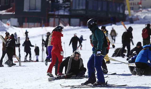 Uludağ'da acemi kayakçıların düşüşü kameralara yansıdı