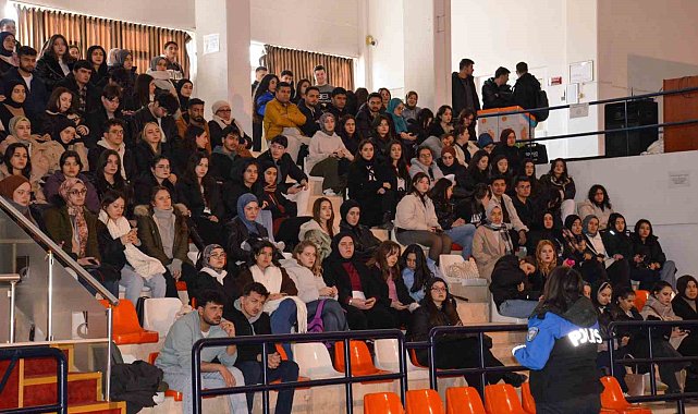 Üniversiteli öğrencilere 'Bağımlı Olma, Geleceğe Umut Ol' eğitimi verildi