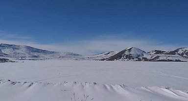 Üzeri buz ve karla kaplanan Taşlıçay Balık Gölü gözden kayboldu