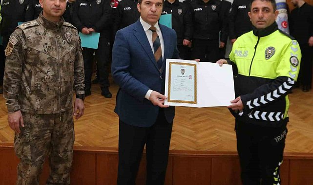 Vali Bakan'dan 47 polise başarı belgesi