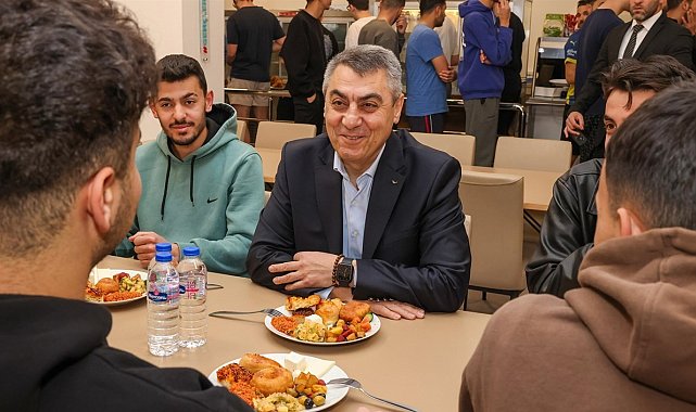 Vali Toros, yurttaki öğrencilerle bir araya geldi