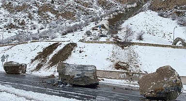 Van-Çatak kara yoluna dev kaya parçaları düştü