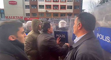 Van'da izinsiz yürüyüşte gerginlik: DEM Partili Mahmut Dindar polis kalkanını kırdı