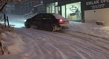 Van'da yoğun kar yağışı nedeniyle uçak seferleri iptal edildi