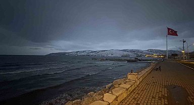Vangölü'de dev dalgalar oluştu