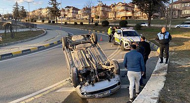 Virajı alamayan otomobil takla attı: Anne ve çocuğu yaralandı