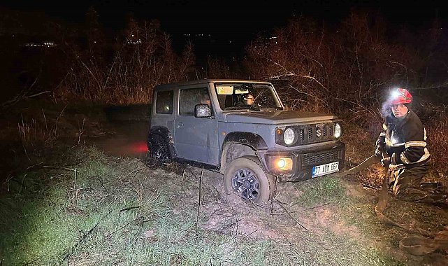 Yalova'da cipleri çamura saplanan 2 kişi kurtarıldı