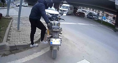 Yalova'da kaldırımda motosiklet süren sürücüye ceza yağdı