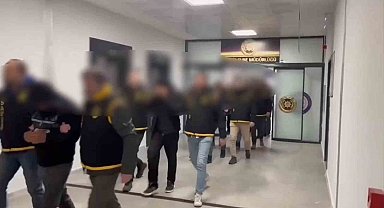 Yalova'da kendilerini polis-savcı olarak tanıtarak 35 milyon lira dolandıran 5 kişi tutuklandı