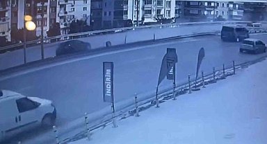 Yalova'da kontrolden çıkan otomobilin bariyerlere çarptığı kaza kamerada