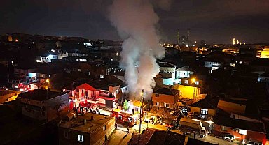 Yangında 3 gecekondu küle döndü