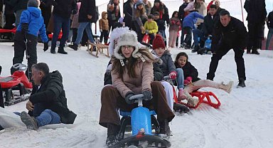 Yarıyıl tatilinin son gününde Ilgaz Dağı'nda kayarak eğlendiler