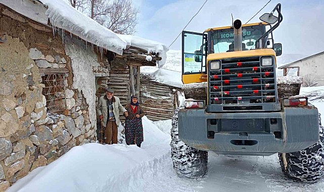 Yaşlı çift kapanan yolu açan ekipleri kapıda karşıladı