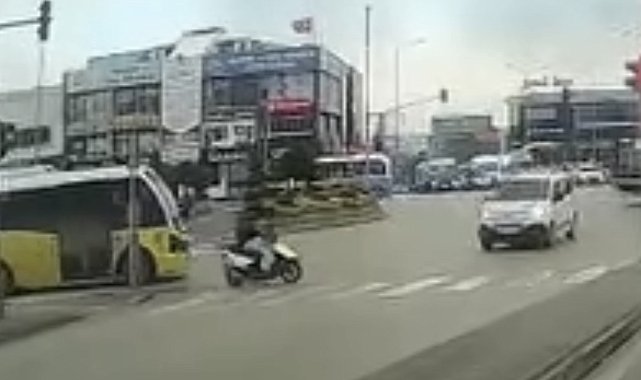 Yaya geçidini kullanan motosiklete otomobil çarptı: 1 yaralı