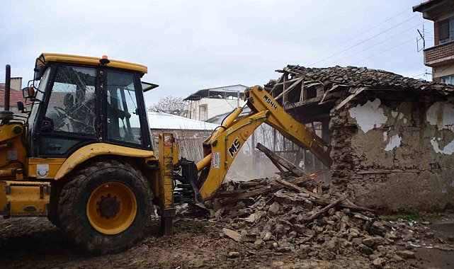 Yenişehir'de metruk binalar yıkılıyor