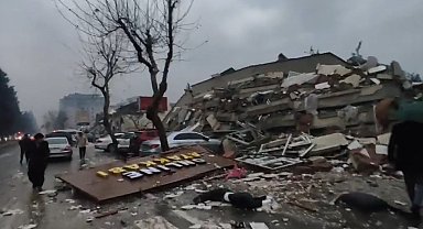 Yıkılan binaları gözyaşları içerisinde kayda aldı