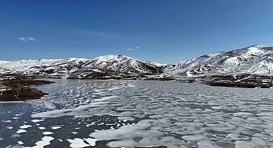 Yıldız gölü dondu, meraklıları üzerinde yürüyüp fotoğraf çektirdi