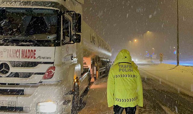 Yoğun kar nedeniyle Bolu Dağı büyük araçlara kapatıldı