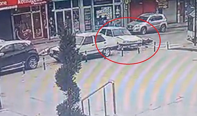 Yola aniden çıkan otomobile motosiklet çarptı, sürücü havada savruldu