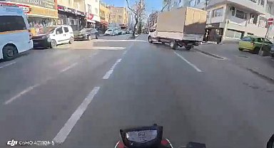 Yola çıkan kamyonete çarpmamak için manevra yaptı, ters yöne girip otobüse çarptı
