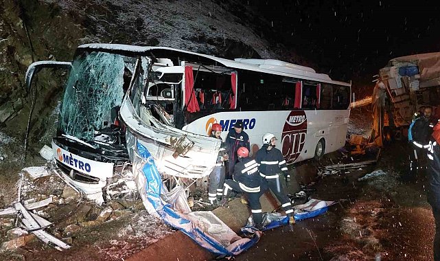 Yolcu otobüsü kamyona çarptı: 1 ölü, 16 yaralı