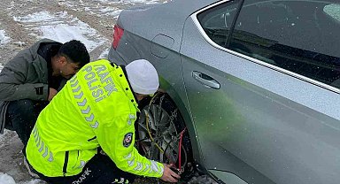 Yolda kalan araçların yardımına polis ekipleri yetişti