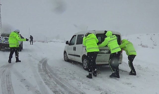 Yolda kalan sürücülerin imdadına polis yetişti