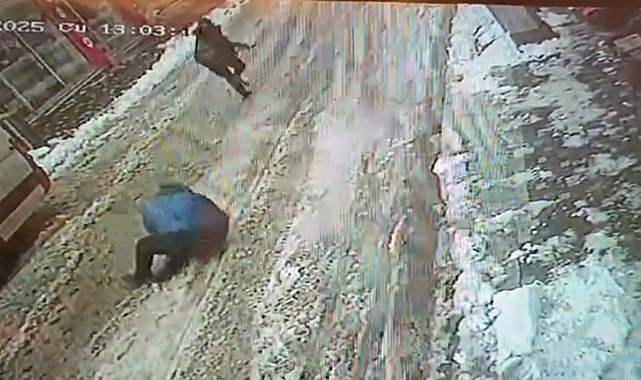 Yolda yürürken silahlı saldırıya uğradı, o anlar kameraya yansıdı
