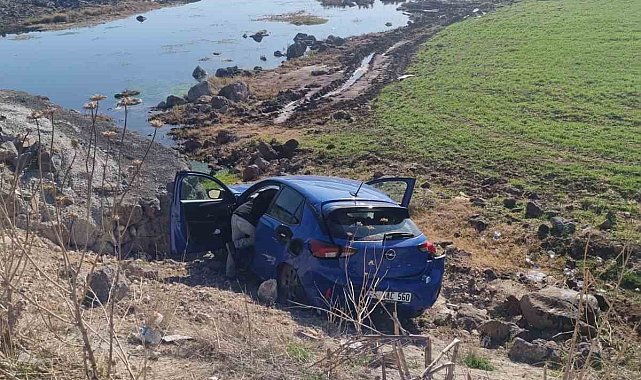 Yoldan çıkan otomobil taşlara çarptı: 2 yaralı