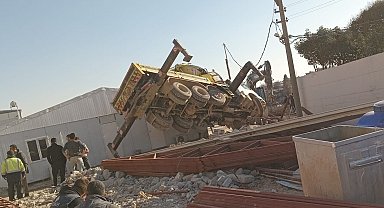 Yüke dayanamayan vinç devrildi