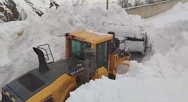 Yüksekova'da 3 metreyi geçen kar tünellerinde çalışma