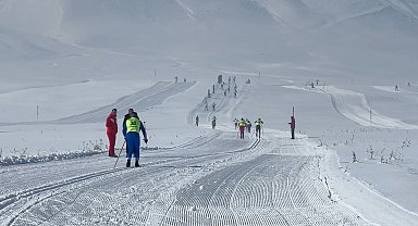 Yüksekova'da 'Kayaklı Koşu 1. Etap Yarışması' başladı