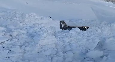 Yüksekova'da 5 metreyi geçen kar tünellerinde çalışma
