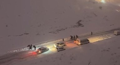 Yüksekova'da araçlar mahsur kaldı, vatandaşlar yürüyerek evlerine gitti