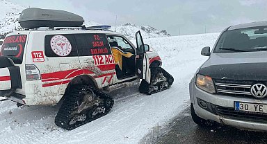 Yüksekova'da karla mücadele ve hasta kurtarma operasyonu