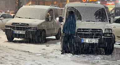 Yüksekova'da lapa lapa kar yağışı başladı