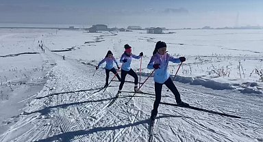 Yüksekovalı kayakçılar, karlı dağlarda yarışmalara hazırlanıyor